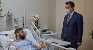 ali-babacan-deva-partisi-saldiriya-ugrayan-doktoru-ziyaret-etti-a24haber