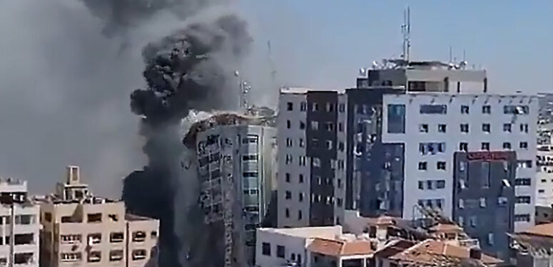 İsrail, Gazze’de basın binasını vurdu