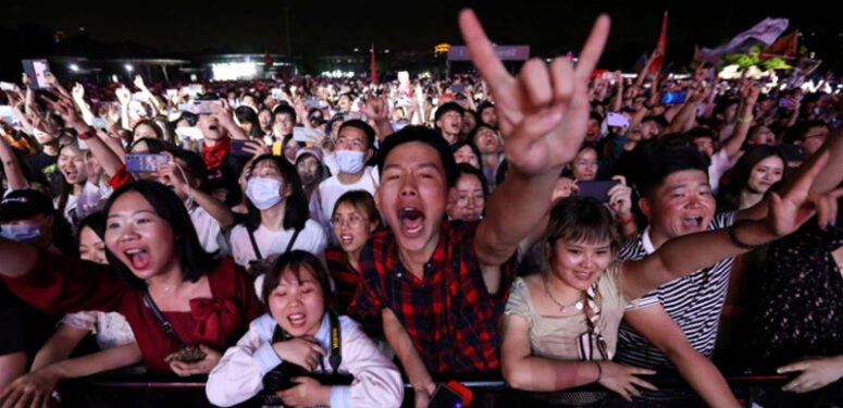 Koronavirüsün çıkış yeri Wuhan’da binlerce kişi müzik festivaline katıldı