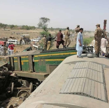 pakistan-da-tren-kazasi-en-az-33-kisi-oldu-a24haber