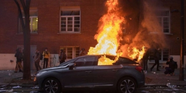 fransada-yılbaşı-gecesi-araçlar-ateşe-verildi-2022-a24haber