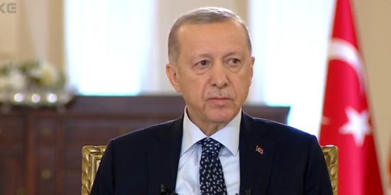 Cumhurbaşkanı Erdoğan’a ne oldu? Erdoğan’ın sağlık durumu iyi mi? Erdoğan canlı yayın rahatsızlanma anı (video)