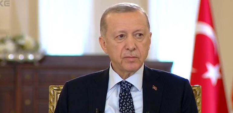 Cumhurbaşkanı Erdoğan’a ne oldu? Erdoğan’ın sağlık durumu iyi mi? Erdoğan canlı yayın rahatsızlanma anı (video)