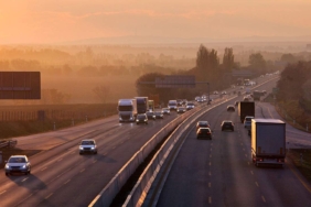 Bayram-yolunda-gizli-tehlike-Uzmanlardan-hayati-uyarı-geldi-Otoyol-hipnozuna-dikkat-a24haber