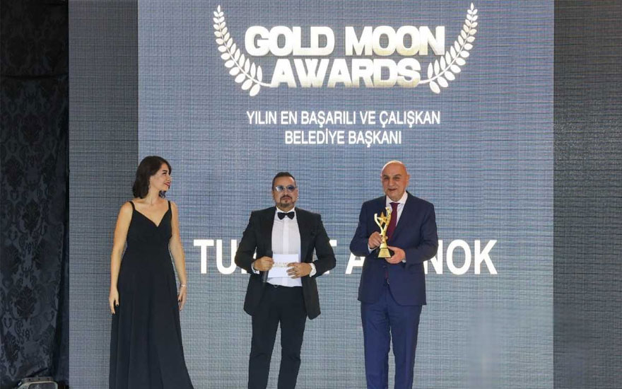 Keçiören Belediye Başkanı Turgut Altınok'a 'Yılın En Başarılı ve En Çalışkan Belediye Başkanı' ödülü verildi.