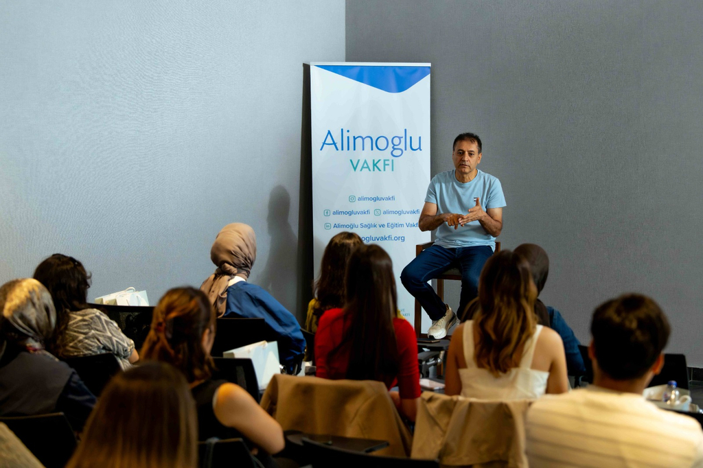 Selman Alimoğlu, gençlerin sağlık mesleğindeki gelişimlerinin desteklenmesini vurguladı.